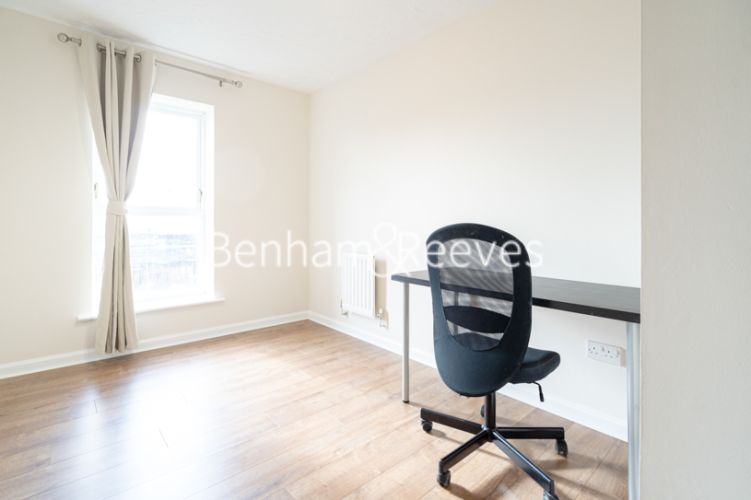 2  bedrooms flat to rent in Lancaster Hall, Wesley Avenue, E16-image 8