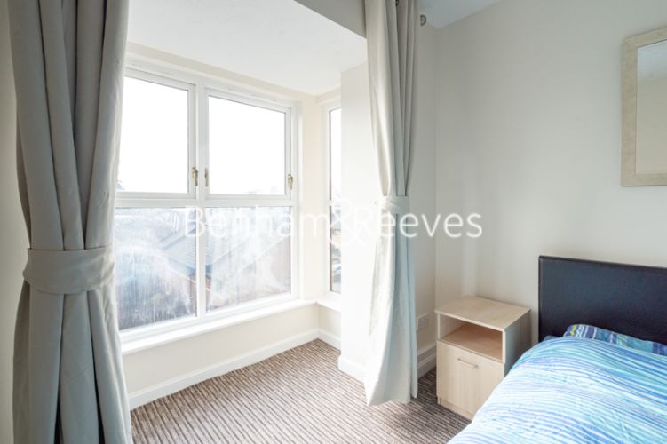 2  bedrooms flat to rent in Lancaster Hall, Wesley Avenue, E16-image 11