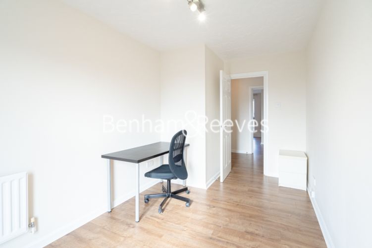 2  bedrooms flat to rent in Lancaster Hall, Wesley Avenue, E16-image 12