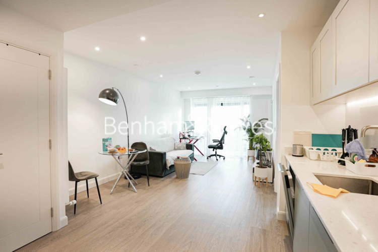 1 bedroom flat to rent in Royal Docks, Canary Wharf, E16-image 1