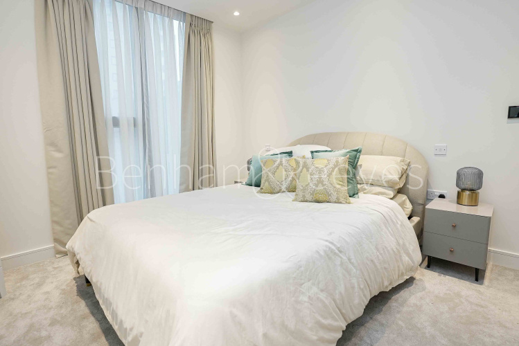 2 bedrooms flat to rent in Harcourt tower, South Quay Plaza, E14-image 5