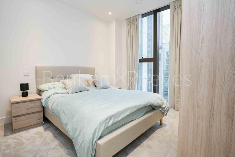 2 bedrooms flat to rent in Harcourt tower, South Quay Plaza, E14-image 11