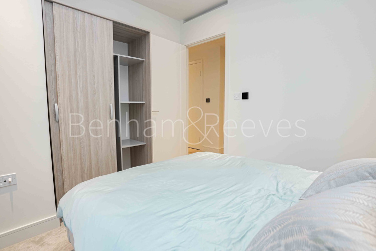 2 bedrooms flat to rent in Harcourt tower, South Quay Plaza, E14-image 12