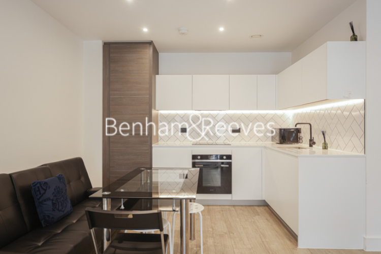 1  bedroom flat to rent in Pegler Square, Kidbrooke Village, SE3-image 2