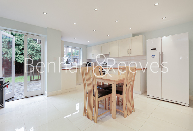 4 bedrooms flat to rent in Shooters Hills, Elizabeth Fry Place, SE18-image 7