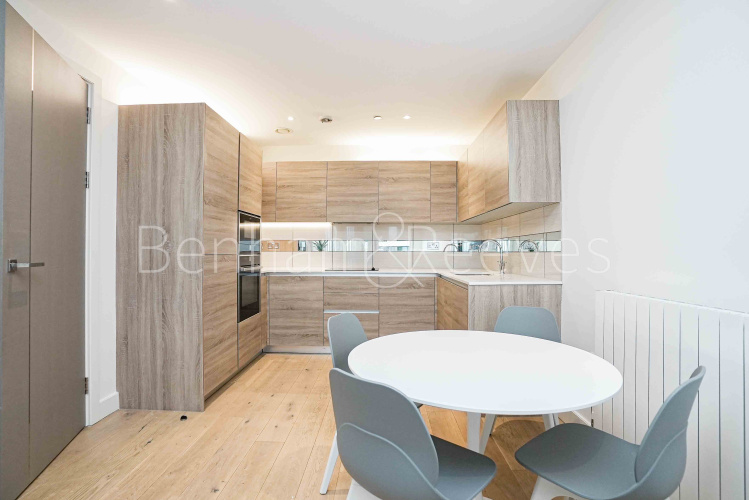 2 bedrooms flat to rent in Royal Arsenal Riverside, Duke of Wellington Avenue, SE18-image 3