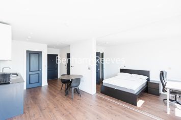 1 bedroom flat to rent in Filmworks Walk, Ealing, W5-image 3