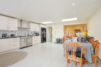 5 bedrooms house to rent in Uneeda Drive, Greenford, UB6-image 2