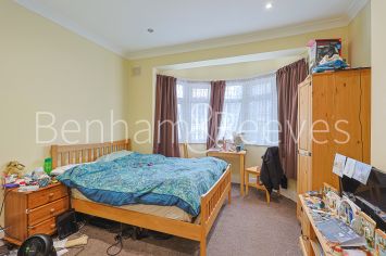 5 bedrooms house to rent in Uneeda Drive, Greenford, UB6-image 3