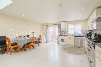 5 bedrooms house to rent in Uneeda Drive, Greenford, UB6-image 6