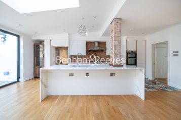 4 bedrooms house to rent in Brentmead gardens, Ealing, NW10-image 1