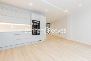 3 bedrooms flat to rent in Disraeli Road, Hammersmith, SW15-image 2