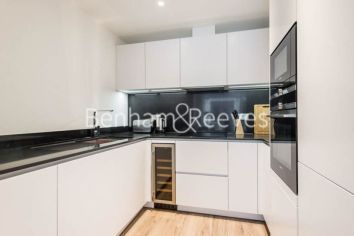 1 bedroom flat to rent in Piazza Walk, Aldgate, E1-image 2