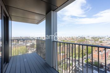 1  bedroom flat to rent in Jacquard Point, Silk District, E1-image 6