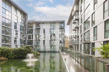 2 bedrooms flat to rent in Times Square, City Quarter, E1-image 10