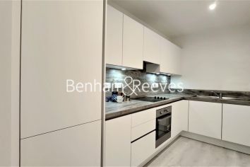 1 bedroom flat to rent in High Street Quarter, Hounslow, TW3-image 2