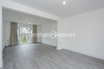 3 bedrooms flat to rent in Waters Road, Kingston, KT1-image 1