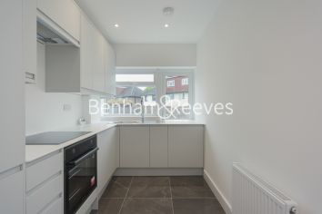 3 bedrooms flat to rent in Waters Road, Kingston, KT1-image 2