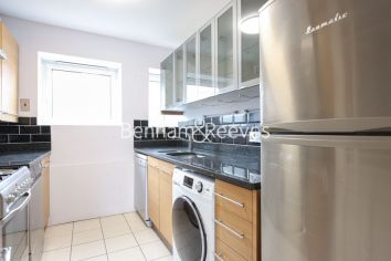 3 bedrooms flat to rent in Chelsea Manor Court, Chelsea, SW3-image 2