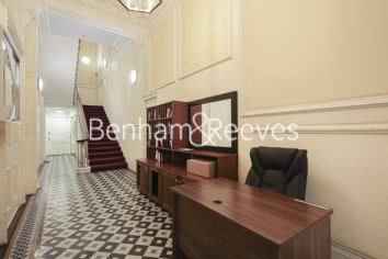 Studio flat to rent in Queens Gate, Kensington, SW7-image 5