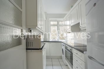 3 bedrooms flat to rent in Redcliffe Close, Kensington, SW5-image 2