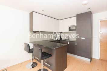 Studio flat to rent in Heritage Avenue, Colindale, NW9-image 2
