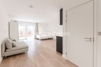 Studio flat to rent in Beaufort Square, Beaufort Park, NW9-image 1