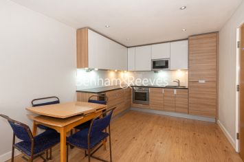 2 bedrooms flat to rent in Heritage Avenue, Beaufort Park, NW9-image 3