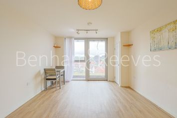 1 bedroom flat to rent in Mar House,The Hyde, NW9-image 1