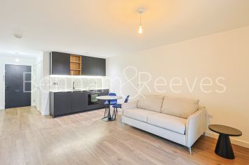 Studio flat to rent in Beaufort Park, Beaufort Square, NW9-image 1