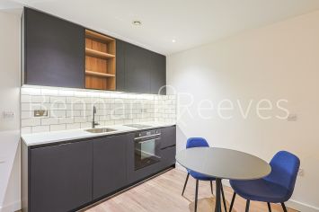 Studio flat to rent in Beaufort Park, Beaufort Square, NW9-image 2