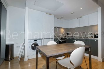 2 bedrooms flat to rent in Landmark east tower, Marsh wall, E14-image 3