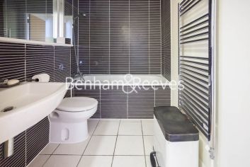 2 bedrooms flat to rent in Ingot Tower, Canary Wharf, E14-image 5