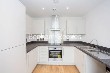 1 bedroom flat to rent in Royal Dockside, Beckton, E16-image 2