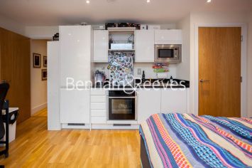 Studio flat to rent in Keymer Place, Canary Gateway, E14-image 2