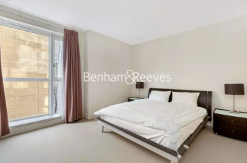 1 bedroom flat to rent in Berkeley Tower, Westferry Circus, E14-image 4