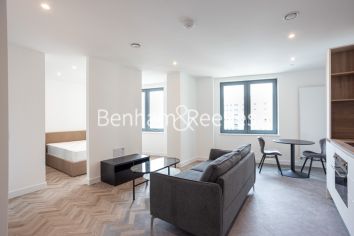 Studio flat to rent in Skyline Apartments, Makers Yard, E3-image 5