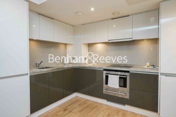 1 bedroom flat to rent in west tower, Canary Wharf, E14-image 2