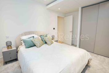 2 bedrooms flat to rent in Harcourt tower, South Quay Plaza, E14-image 4