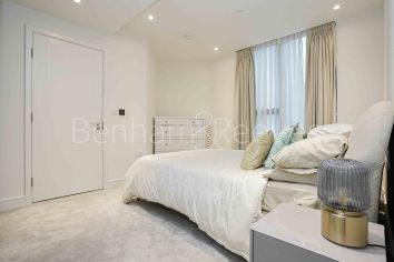 2 bedrooms flat to rent in Harcourt tower, South Quay Plaza, E14-image 13