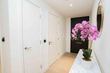 2 bedrooms flat to rent in Harcourt tower, South Quay Plaza, E14-image 15