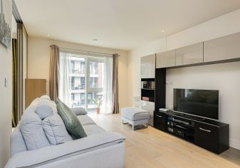 Studio flat to rent in Dockside House, Park Street, SW6-image 1