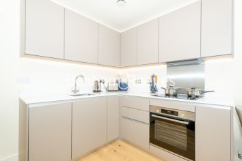 Studio flat to rent in Thunderer Walk, Woolwich, SE18-image 2