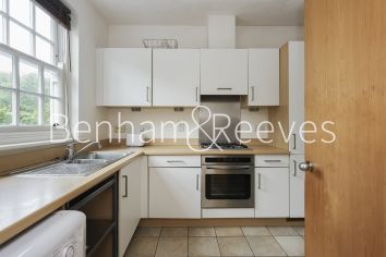 4 bedrooms flat to rent in Hastings Street, Royal Arsenal Riverside, SE18-image 2