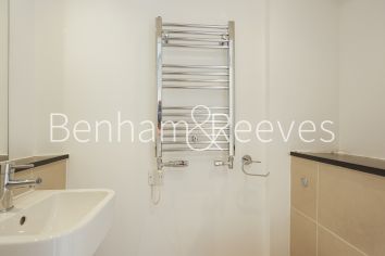 3 bedrooms flat to rent in Cadogan Road, Royal Arsenal Riverside, SE18-image 4