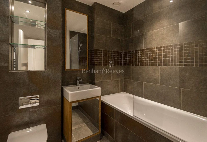 190 Strand bathroom images 1