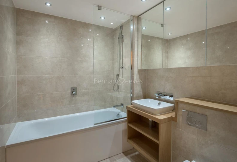 Bathroom view of Canary Gateway images 1