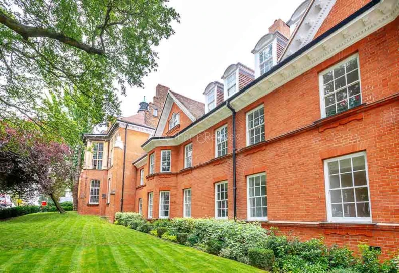 Exterior view of Hampstead Manor Image 5