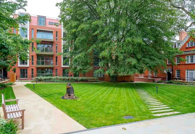 Exterior view of Hampstead Manor Image 6