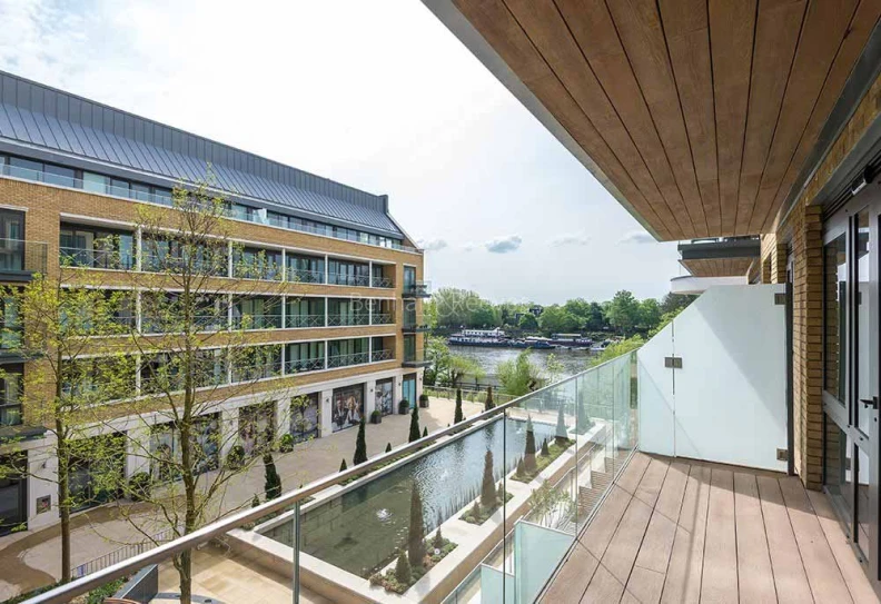 Exterior view of Kew Bridge Image 2